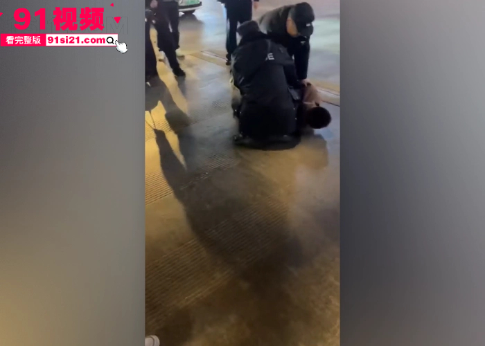 街头惊现“操车狂魔” 光天化日脱裤子对着车头保险杆就干 这生理需求已经突破人类底线 场面极度荒唐 - 图6