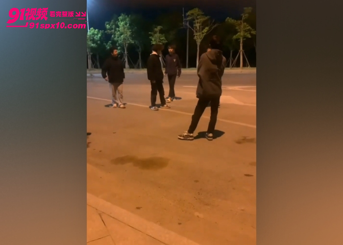 精神小伙深夜街头挑衅路人 被多人围殴按在地上拳打脚踢 现场堪比香港古惑仔简直太刺激 - 图1