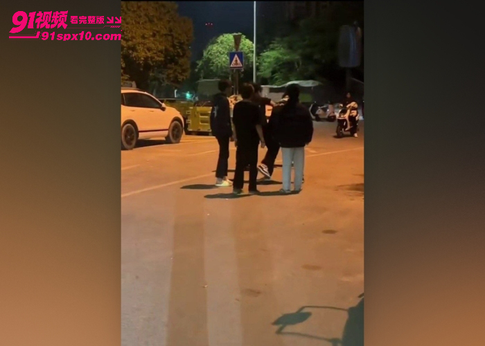 精神小伙深夜街头挑衅路人 被多人围殴按在地上拳打脚踢 现场堪比香港古惑仔简直太刺激 - 图2