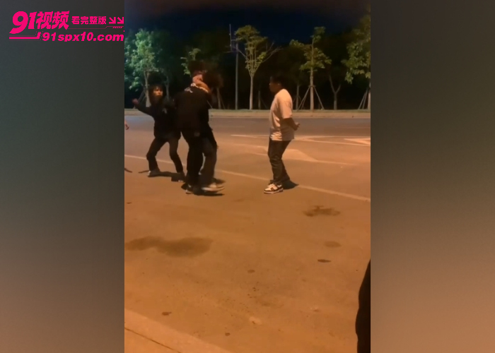 精神小伙深夜街头挑衅路人 被多人围殴按在地上拳打脚踢 现场堪比香港古惑仔简直太刺激 - 图3