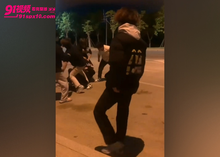 精神小伙深夜街头挑衅路人 被多人围殴按在地上拳打脚踢 现场堪比香港古惑仔简直太刺激 - 图4