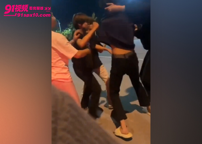 精神小伙深夜街头挑衅路人 被多人围殴按在地上拳打脚踢 现场堪比香港古惑仔简直太刺激 - 图5