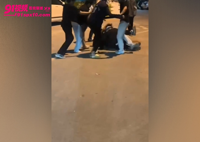 精神小伙深夜街头挑衅路人 被多人围殴按在地上拳打脚踢 现场堪比香港古惑仔简直太刺激 - 图7