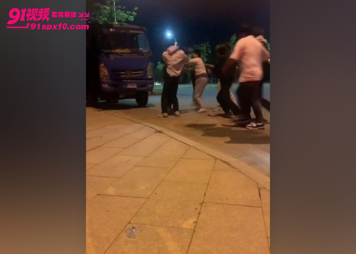 精神小伙深夜街头挑衅路人 被多人围殴按在地上拳打脚踢 现场堪比香港古惑仔简直太刺激 - 图8