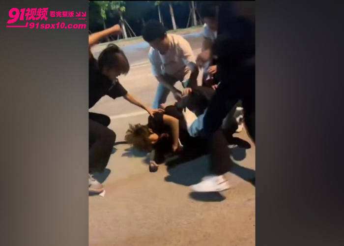 精神小伙深夜街头挑衅路人 被多人围殴按在地上拳打脚踢 现场堪比香港古惑仔简直太刺激 - 图10