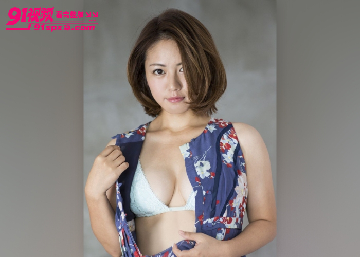 绿帽老公实拍妻子3P实录 妻子被两单男厨房走廊轮操 前吃后操骑乘后入高潮喷水 - 图1