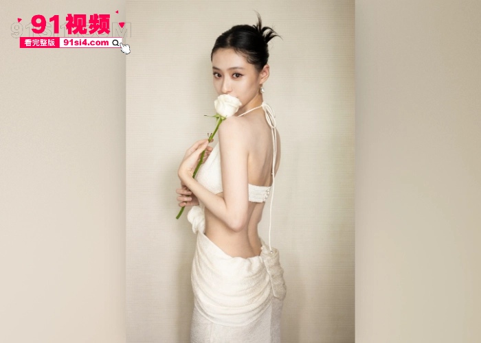 微博热搜仙气女星 胡连馨 和男友裸聊视频曝光 视频内容尺度相当大迅速引发热议 鼻头那颗痣基本上实锤了 没想到明星也玩的这么花 - 图2