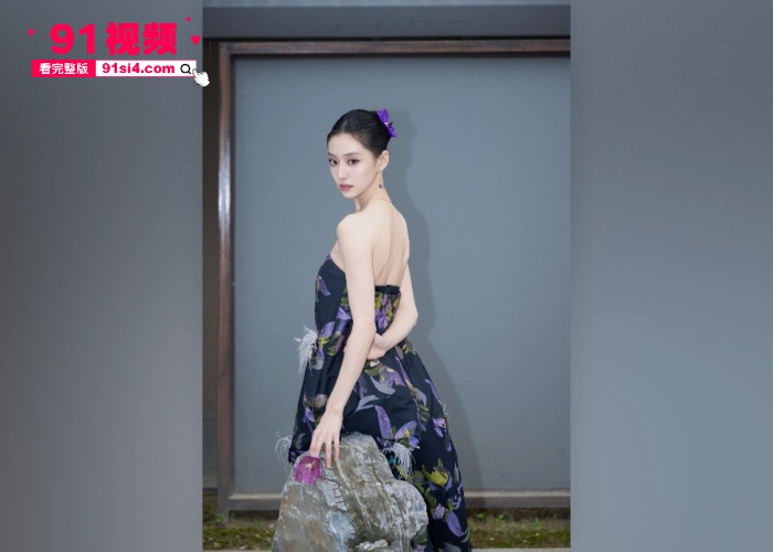 微博热搜仙气女星 胡连馨 和男友裸聊视频曝光 视频内容尺度相当大迅速引发热议 鼻头那颗痣基本上实锤了 没想到明星也玩的这么花 - 图3