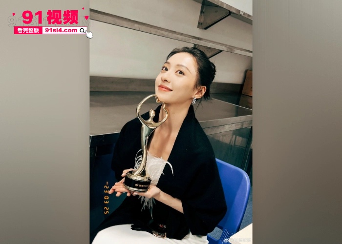 微博热搜仙气女星 胡连馨 和男友裸聊视频曝光 视频内容尺度相当大迅速引发热议 鼻头那颗痣基本上实锤了 没想到明星也玩的这么花 - 图4