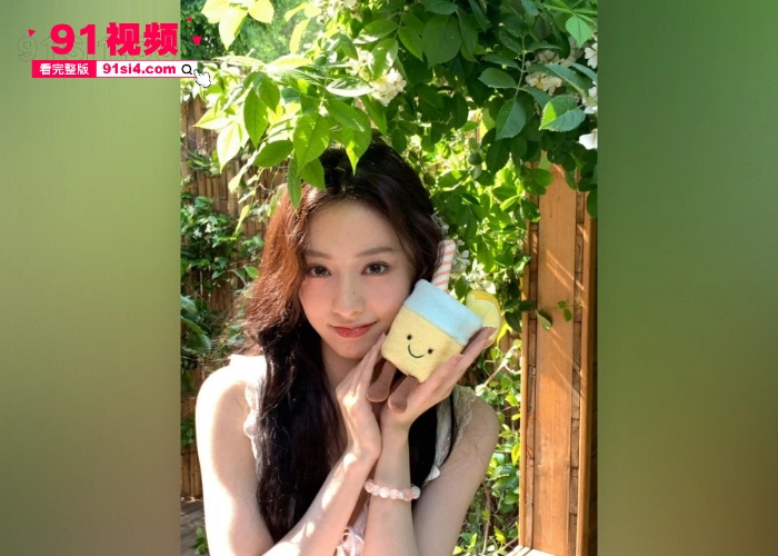 微博热搜仙气女星 胡连馨 和男友裸聊视频曝光 视频内容尺度相当大迅速引发热议 鼻头那颗痣基本上实锤了 没想到明星也玩的这么花 - 图6