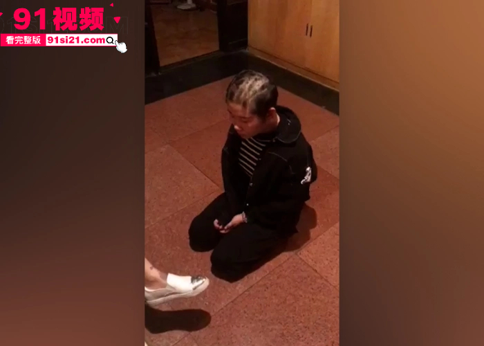 经典每日一抓微胖小妞惨遭剃头脱光 扇脸凌辱跪地舔脚 清纯女神沦为极品女奴 - 图1