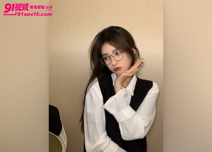 极品学妹背着男友穿上可爱小洋裙偷情体育生学长 在沙发上被多姿势无套猛干白虎逼 这身材堪称完美 - 图3