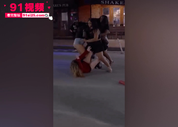 自由美利坚街斗 酒吧街女子上演多人大乱斗 黑皮猛女肉搏互撕 按在地上摩擦 这就是真实美式格斗 - 图1