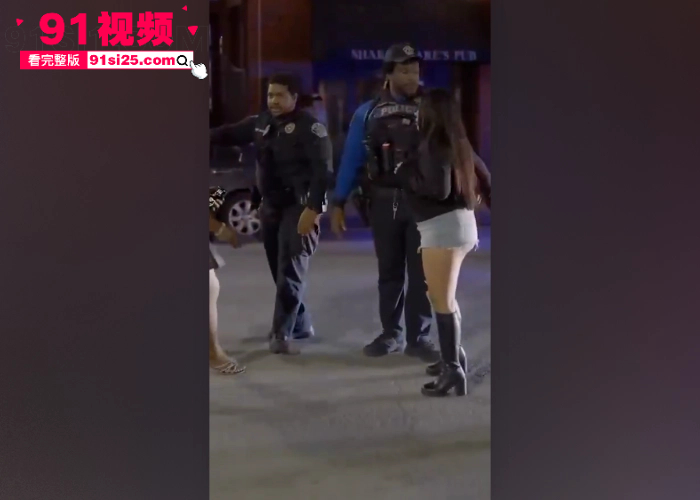 自由美利坚街斗 酒吧街女子上演多人大乱斗 黑皮猛女肉搏互撕 按在地上摩擦 这就是真实美式格斗 - 图3