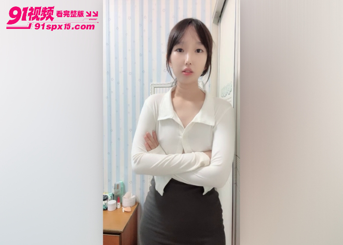 高颜值女大学生 下海直播泄密 黑丝短裙全裸 震动蛋玩弄嫩穴高潮喷水 - 图1