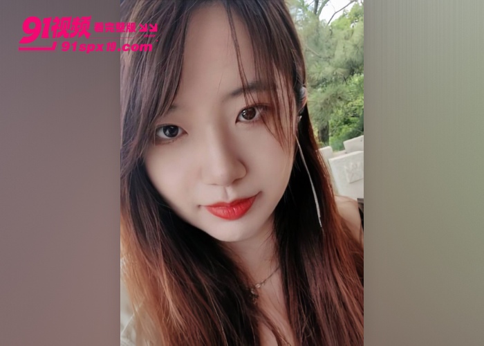 广西夫妻沙发激情火辣瞬间 红蕾丝内衣女友主动大胆挑逗 沙发上激烈缠绵高潮喷水 - 图1