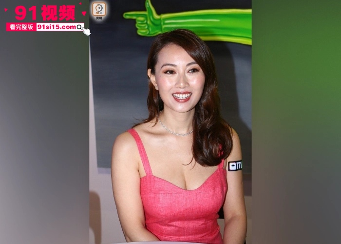 香港34D女星 袁嘉敏 鸭王三级片中全裸被操  粉嫩大奶上下晃动极其诱人 - 图1