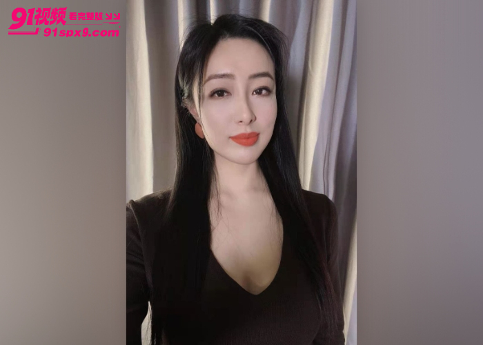 极品黑丝肥臀人妻 穿着豹纹吊带诱惑炮友 沙发按腰疯狂撞击粉穴 忍不住射精在油亮黑丝上 - 图1