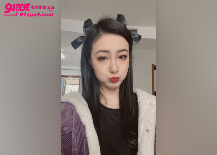 极品黑丝肥臀人妻 穿着豹纹吊带诱惑炮友 沙发按腰疯狂撞击粉穴 忍不住射精在油亮黑丝上 - 图2