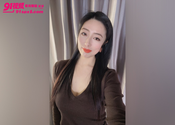 极品黑丝肥臀人妻 穿着豹纹吊带诱惑炮友 沙发按腰疯狂撞击粉穴 忍不住射精在油亮黑丝上 - 图3