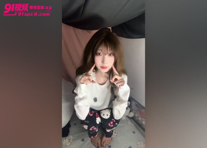 抖音上认识的极品精神小妹 打赏就能约炮 深喉足交无套猛操高潮真骚 - 图1