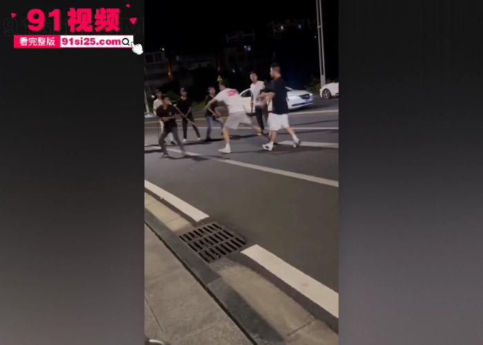 广西钦州深夜火拼 两伙青年手持砍刀当街大砍出手  现实版古惑仔第一视角画面曝光 - 图3