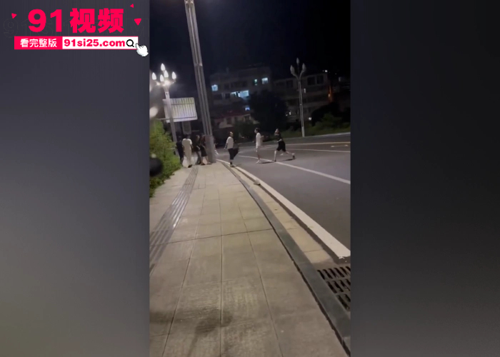 广西钦州深夜火拼 两伙青年手持砍刀当街大砍出手  现实版古惑仔第一视角画面曝光 - 图6