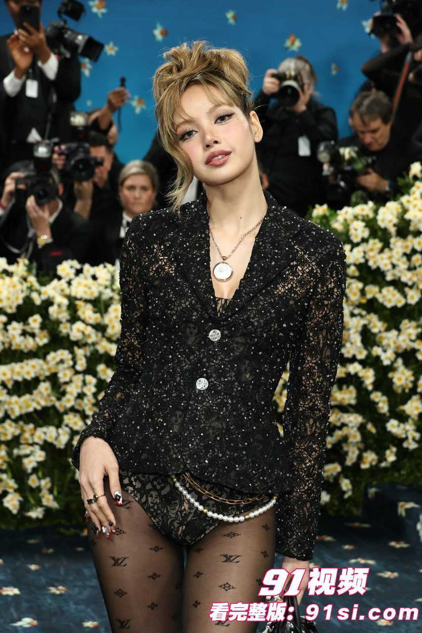 女星 Lisa 身穿蕾丝透视西装配搭连体内裤外穿亮相MetGala红毯 风头压过卡戴珊风骚十足！ - 图4