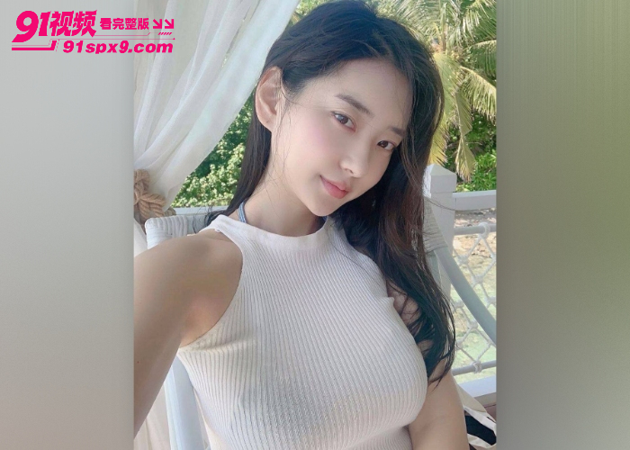 绿帽男发现老婆跟别人偷情 兽欲大发吃伟哥让骚逼跪地舔脚 暴力猛干骚穴这是要给操坏啊？ - 图1