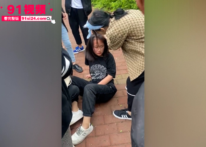 精神小妹残暴霸凌 按地上猛踹头狂扇耳光 稚嫩少女被迫跪地求饶 社会小太妹丧心病狂啊 - 图3