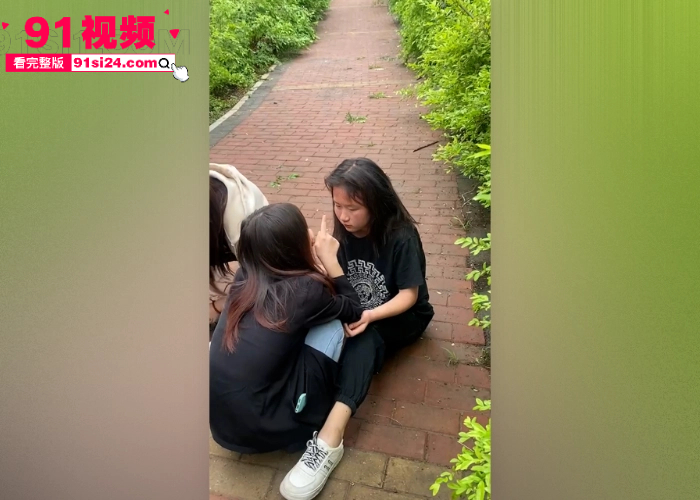 精神小妹残暴霸凌 按地上猛踹头狂扇耳光 稚嫩少女被迫跪地求饶 社会小太妹丧心病狂啊 - 图5