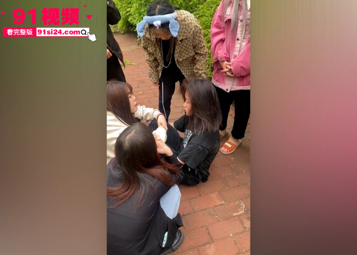精神小妹残暴霸凌 按地上猛踹头狂扇耳光 稚嫩少女被迫跪地求饶 社会小太妹丧心病狂啊 - 图7