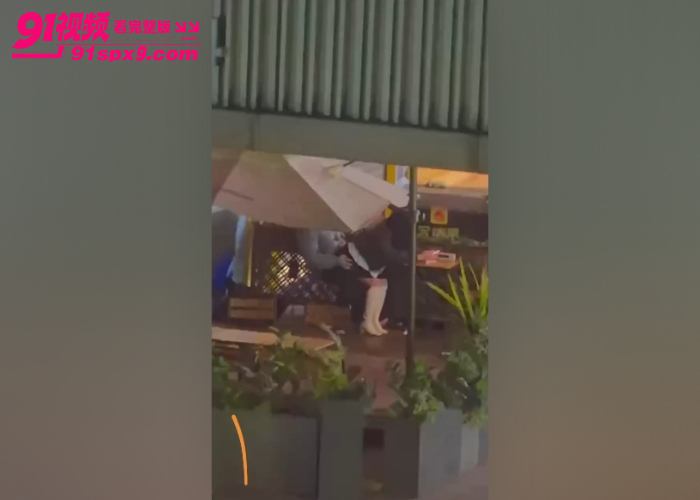 咖啡店偷拍饥渴情侣当众后入打桩 小骚逼真会撅腚疯狂扭动 户外操逼真的有这么爽吗？ - 图1