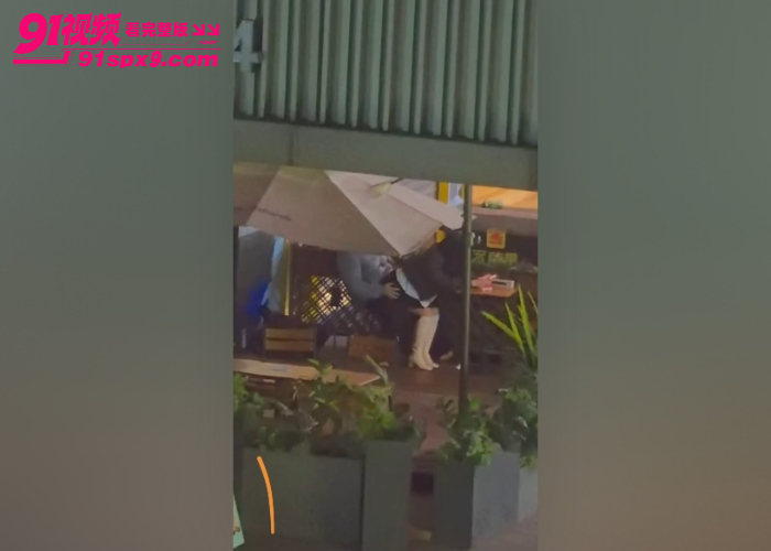 咖啡店偷拍饥渴情侣当众后入打桩 小骚逼真会撅腚疯狂扭动 户外操逼真的有这么爽吗？ - 图2
