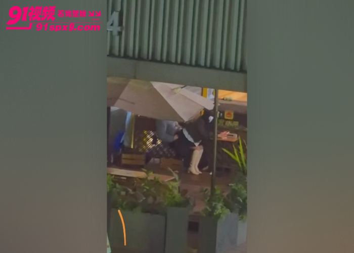 咖啡店偷拍饥渴情侣当众后入打桩 小骚逼真会撅腚疯狂扭动 户外操逼真的有这么爽吗？ - 图3