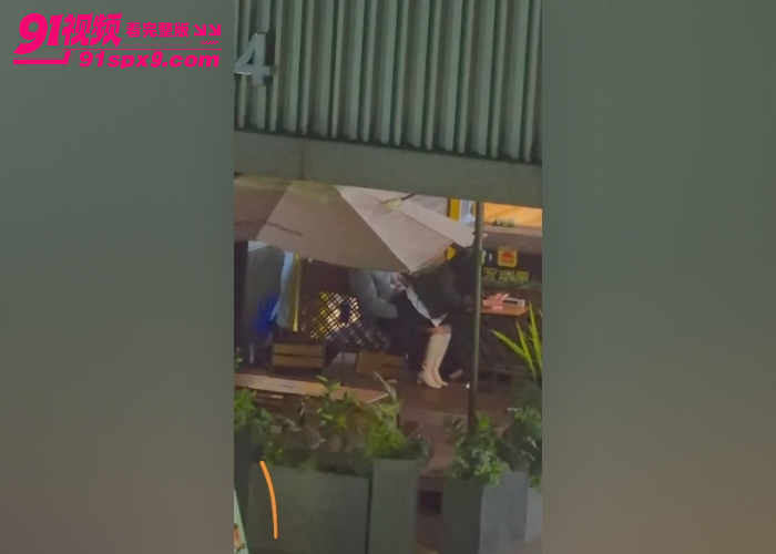 咖啡店偷拍饥渴情侣当众后入打桩 小骚逼真会撅腚疯狂扭动 户外操逼真的有这么爽吗？ - 图4