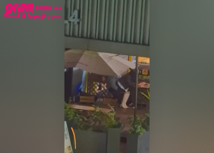 咖啡店偷拍饥渴情侣当众后入打桩 小骚逼真会撅腚疯狂扭动 户外操逼真的有这么爽吗？ - 图5
