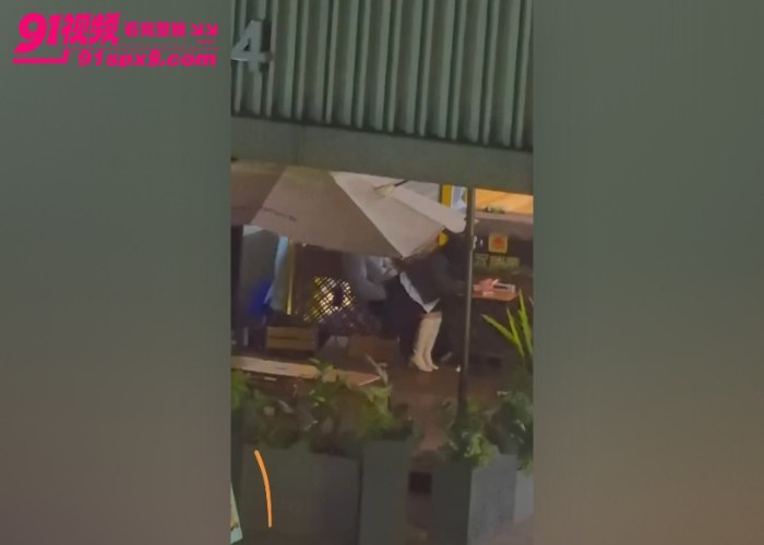 咖啡店偷拍饥渴情侣当众后入打桩 小骚逼真会撅腚疯狂扭动 户外操逼真的有这么爽吗？ - 图6