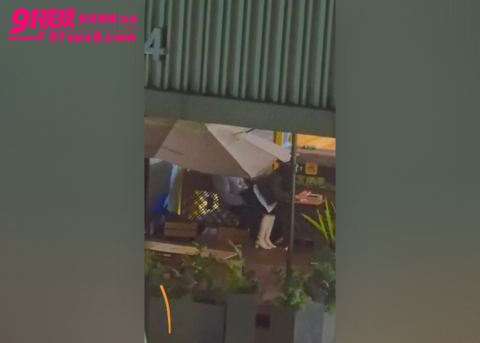 咖啡店偷拍饥渴情侣当众后入打桩 小骚逼真会撅腚疯狂扭动 户外操逼真的有这么爽吗？ - 图7