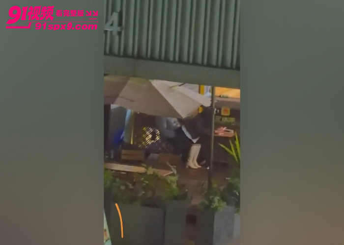 咖啡店偷拍饥渴情侣当众后入打桩 小骚逼真会撅腚疯狂扭动 户外操逼真的有这么爽吗？ - 图8