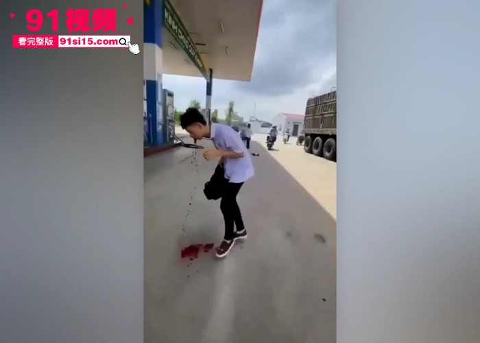 越南一名青年学生被一群精神小伙群殴后 持刀捅死霸凌者好像桶到脖子了 血流不止 - 图1