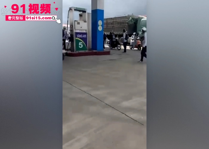 越南一名青年学生被一群精神小伙群殴后 持刀捅死霸凌者好像桶到脖子了 血流不止 - 图2