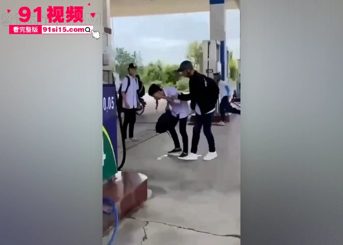 越南一名青年学生被一群精神小伙群殴后 持刀捅死霸凌者好像桶到脖子了 血流不止 - 图3