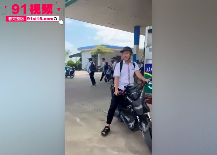 越南一名青年学生被一群精神小伙群殴后 持刀捅死霸凌者好像桶到脖子了 血流不止 - 图4