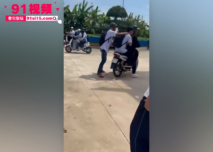 越南一名青年学生被一群精神小伙群殴后 持刀捅死霸凌者好像桶到脖子了 血流不止 - 图5
