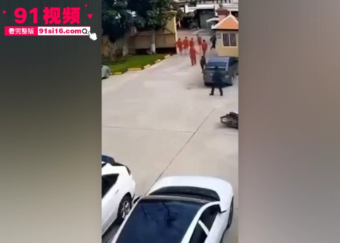 柬埔寨大嫂劫狱 一女子混进法院给囚犯送枪囚犯转身朝警察开枪6人逃跑 完整版监控曝光果然大哥的女人都不简单 - 图4