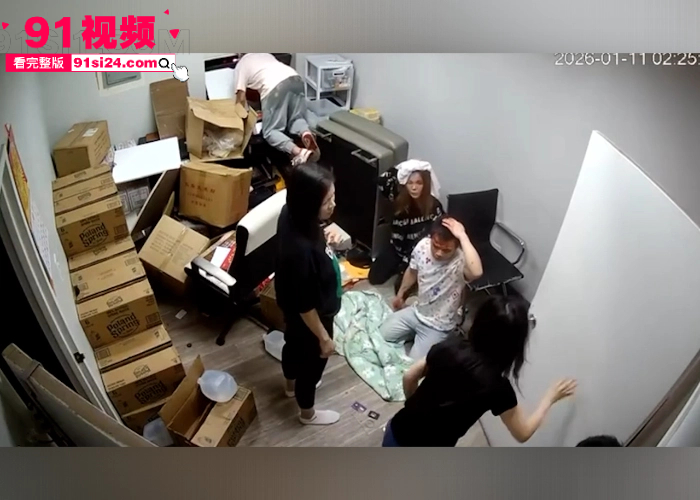 美国纽约法拉盛地下赌场惊魂 武装劫匪持枪洗劫 9名华人被迫脱衣搜身 现场监控全过程曝光 - 图6