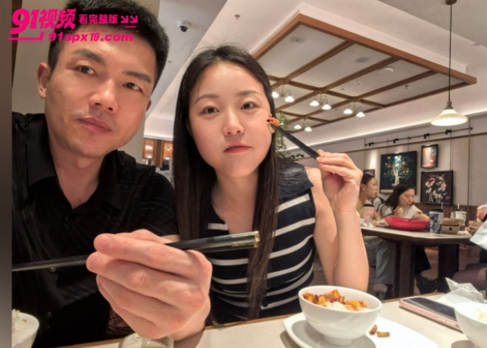 良家少妇真实性爱自拍 白天乖巧夜晚展现骚母狗模样 无套猛操骚逼一脸享受 - 图2