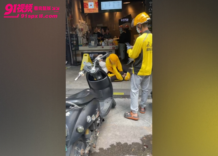 广西南宁 外卖小哥 取餐矛盾奶茶店门口扭打 拳打脚踢抓头掐喉头盔被打飞 - 图1