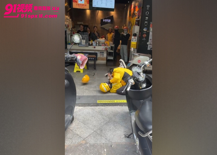 广西南宁 外卖小哥 取餐矛盾奶茶店门口扭打 拳打脚踢抓头掐喉头盔被打飞 - 图2